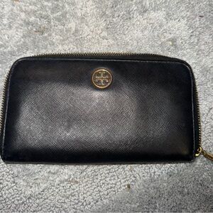 Tory Burch robinson wallet. 7.5” x 4”